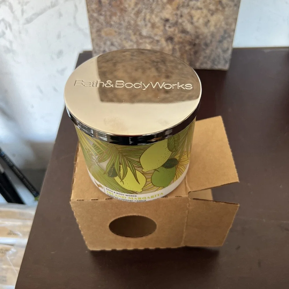Bath & Body Works 3-wick Scented Candle Island Margarita Burn Time 25-45 Hours‎